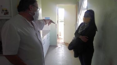 El director del hospital, Alejandro Solari y la intendenta Yamila Direne recorrieron el hospital para constatar la readecuación que se realiza en el edificio para ampliar la capacidad de internación. (Foto: municipio de Valcheta).