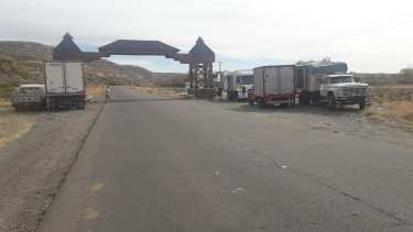 La localidad impide el abastecimiento directo y deben hacerlo en el arco de ingreso. Foto Municipalidad de Loncopué