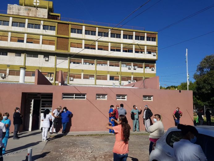 La asamblea de trabajadores del hospital pidió la renuncia del director. (Foto Néstor Salas)