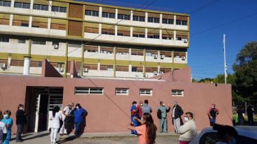 La asamblea de trabajadores del hospital pidió la renuncia del director. (Foto Néstor Salas)