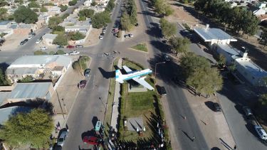 En Saenz Peña y ruta 22 se erige el monumento que recuerda el dolor de los familiares. Foto Municipalidad de Cutral Co.