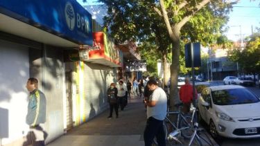 La postal de ayer en los bancos de Cipolletti. Foto: gentileza. 