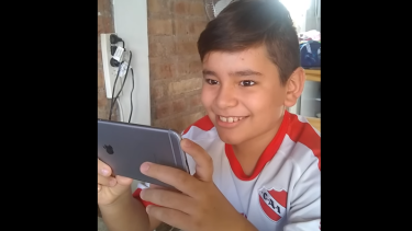 La emoción de Bautista al ver su regalo de cumpleaños.