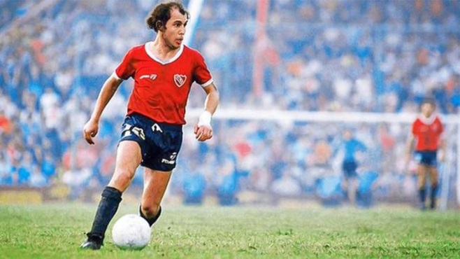 Ricardo Bochini marcó su primer gol con la camiseta de Independiente en un clásico ante Racing en 1972. Archivo.