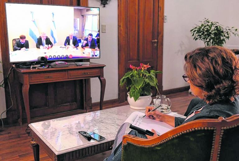 Carreras en la teleconferencia con el presidente donde se anunció la asistencia a las provincias. 