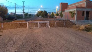 El municipio de Huergo nuevamente avanzó con el cierre de calles de acceso desde la ruta 22. (Foto gentileza)