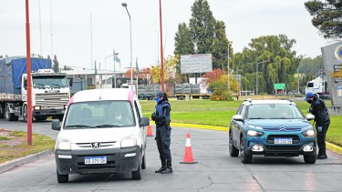 Los controles son exhaustivos. Sin el permiso correspondiente no se puede circular. (FOTO: Florencia Salgo)