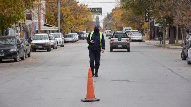 En el segundo dias de aplicación de las nuevas medidas se registró en la ciudad menos circulación y mayor control policial. (FOTO: Florencia Salto)