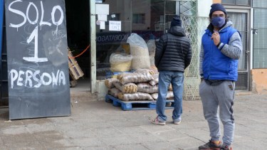 Las despensas que abran mañana deberán cumplir con las restricciones vigentes. Foto: archivo