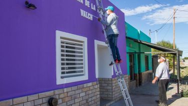 Operarios municipales realizan distintos trabajos en la edificación donde funcionará la Comisaría de la Familia en Valcheta. (Foto: municipio de Valcheta).