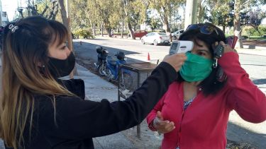 Personal municipal comenzó a tomar temperatura a las personas que ingresan y circulan en Huergo. (Foto gentileza)
