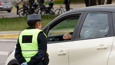 Los salvoconductos son exigidos en los controles vehiculares en las rutas. (Foto: Florencia Salto)