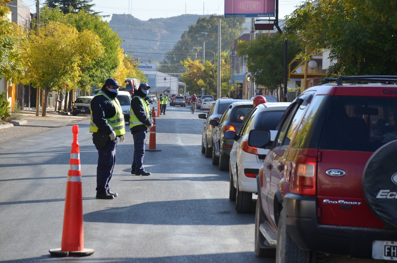 Desde el lunes la policía verificará los DNI de quienes salgan a comprar en Regina. (Foto Néstor Salas)