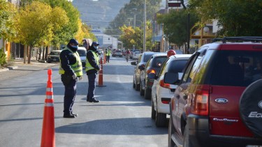Desde el lunes la policía verificará los DNI de quienes salgan a comprar en Regina. (Foto Néstor Salas)