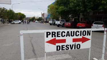El municipio dispuso impedir el tránsito sobre la avenida Rivadavia por el funcionamiento de los bancos. (Fotos Néstor Salas)