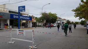 Regina: cortan el tránsito por funcionamiento de los bancos