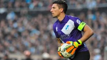 El experimentado arquero y un gesto solidario.