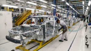 La producción de autos se redujo aún más por la pandemia