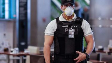 El personal policial se mantiene en las calles, para controlar el cumplimiento del aislamiento.-