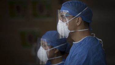 El personal médico es el que queda en primera línea de atención de los casos. 