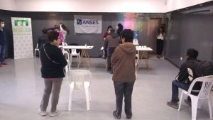 Entregan tarjetas de débito a jubilados en Huergo