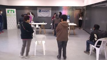 En el Centro Cultural Carlos Cantó se entregan tarjetas de débito a jubilados de  Huergo. (Foto gentileza)