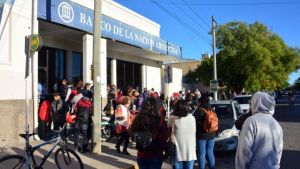 Así están los bancos en Viedma en las primeras horas de atención