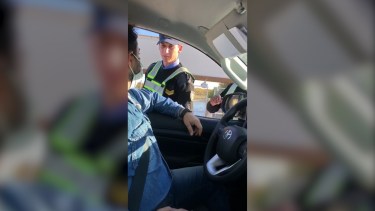 Un oficial le explica a un operario que no puede pasar el puente porque es de Catriel. 