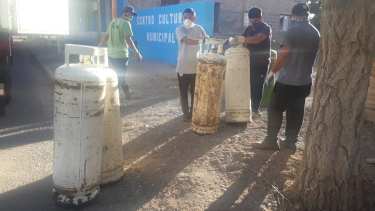 Los vecinos reciben gas envasado en cilindros de 45 kilos y garrafas de 10 kilos. (Foto: gentileza).