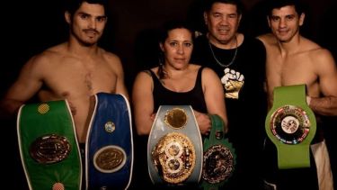 Bruno junto a sus hijos (Mauro y Billi) y Betiana Viñas. Todos fueron entrenados por él y consiguieron títulos. 