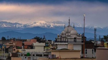 El Himalaya en el horizonte, un espectáculo desconocido para millones de indios hasta estos días sin smog. @muhammadlila