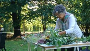 Alicia, agrónoma de Centenario: la maga de las pócimas de plantas para nutrir aún más la vida