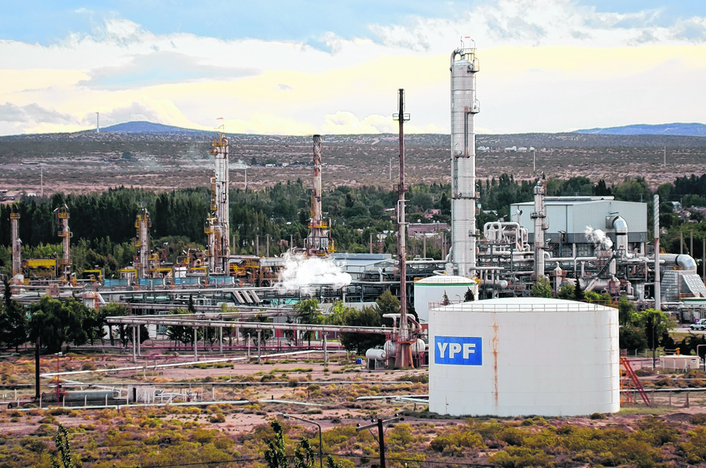 La refinería de YPF está al ingreso de la Plaza Huincul  (Foto: archivo)