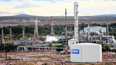 La refinería de YPF está al ingreso de la Plaza Huincul  (Foto: archivo)