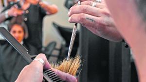 Peluqueros de Plottier quieren volver a atender a sus clientes