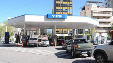 La falta de stock afecta a 53 estaciones de servicio de YPF y ya dejó a 8 ciudades desabastecidas.