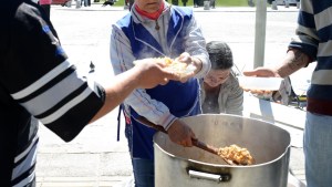 Comida: el pedido que le harán mañana a Gutiérrez con ollas populares