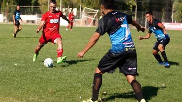 Ramos y Rueda, capitanes de Independiente y Rincón. (Foto: Juan Thomes)