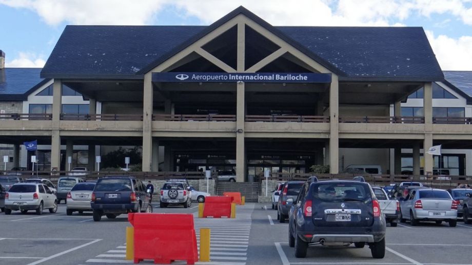El estacionamiento de la terminal aérea de Bariloche recibió decenas de vehículos con personas que fueron a recibir a sus familiares y amigos.  (Foto Archivo)