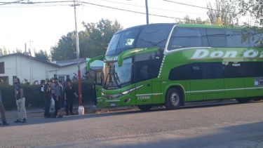 El colectivo de larga distancia ingresó el viernes a Chichinales, lo que causó alarma entre vecinos. (Foto gentileza)