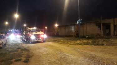 A pesar del esfuerzo de los vecinos, sólo lograron recuperar algunos muebles. (foto: Medios del Aire)