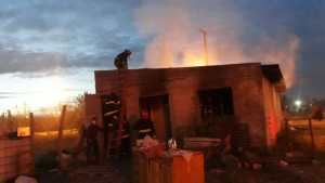 Un incendio destruyó una vivienda y una mujer fue trasladada al hospital de Roca