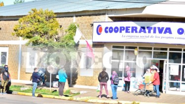 Los vecinos compran provisiones a horas del cierre total de los comercios en Loncopué. (Gentileza José Cayún)