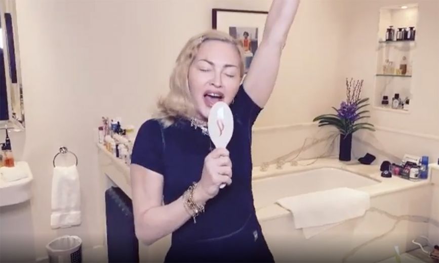 Madonna se divierte cantando con su cepillo.