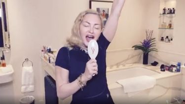 Madonna se divierte cantando con su cepillo.