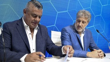 Tapia, presidente de AFA, junto a Marchi, titular de Futbolistas Agremiados.