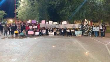 Vecinos se  manifestar en las calles de Los Menucos exigiendo justicia. (foto: gentileza)