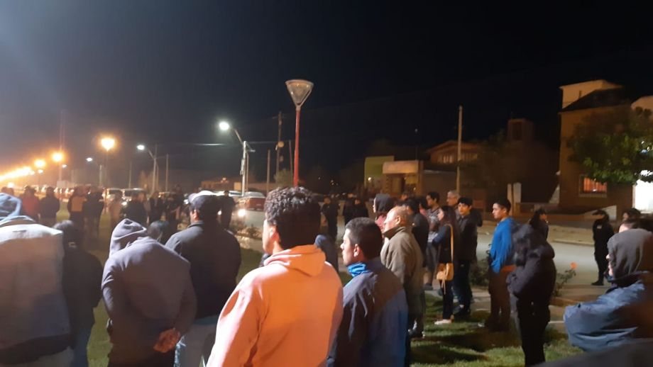 Vecinos se movilizaron durante la noche del martes en Los Menucos para exigir el esclarecimiento del caso. (foto: gentileza)