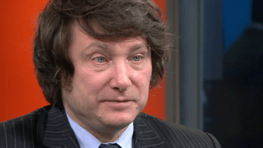 El diputado nacional y el conductor protagonizaron un tenso episodio en los pasillos de América TV.