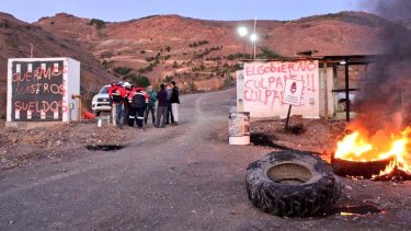 Los trabajadores trasladaron el reclamo de la ruta al yacimiento. Foto: gentileza Entre Cordilleras.